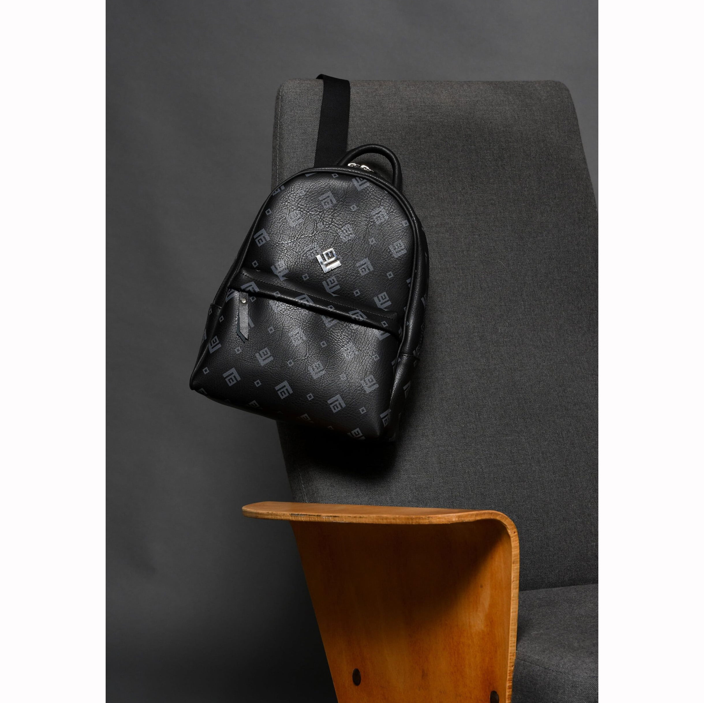 mayrh-tsanta-plaths-ersi-smal-signature-backpack-black-eccentricobags_1.jpg mayrh tsanta plaths ersi smal signature backpack black eccentricobags 1